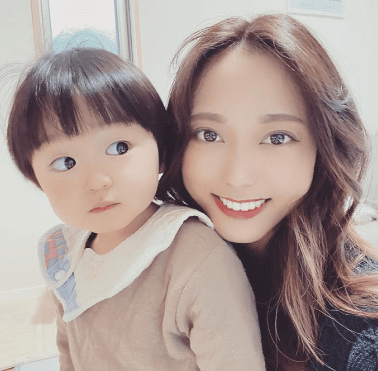 子どもと笑う歯並びの良い女性