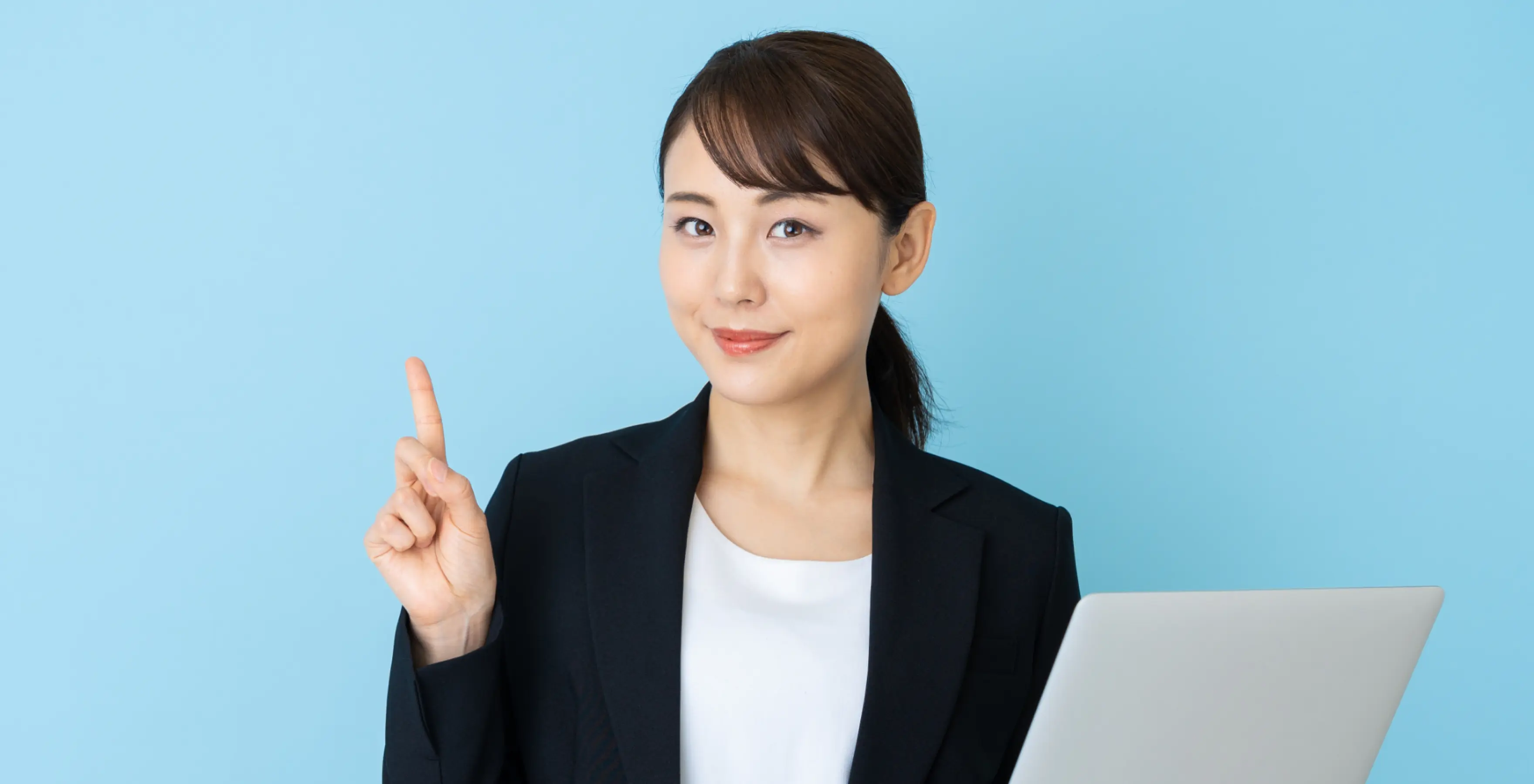 調査について説明する女性